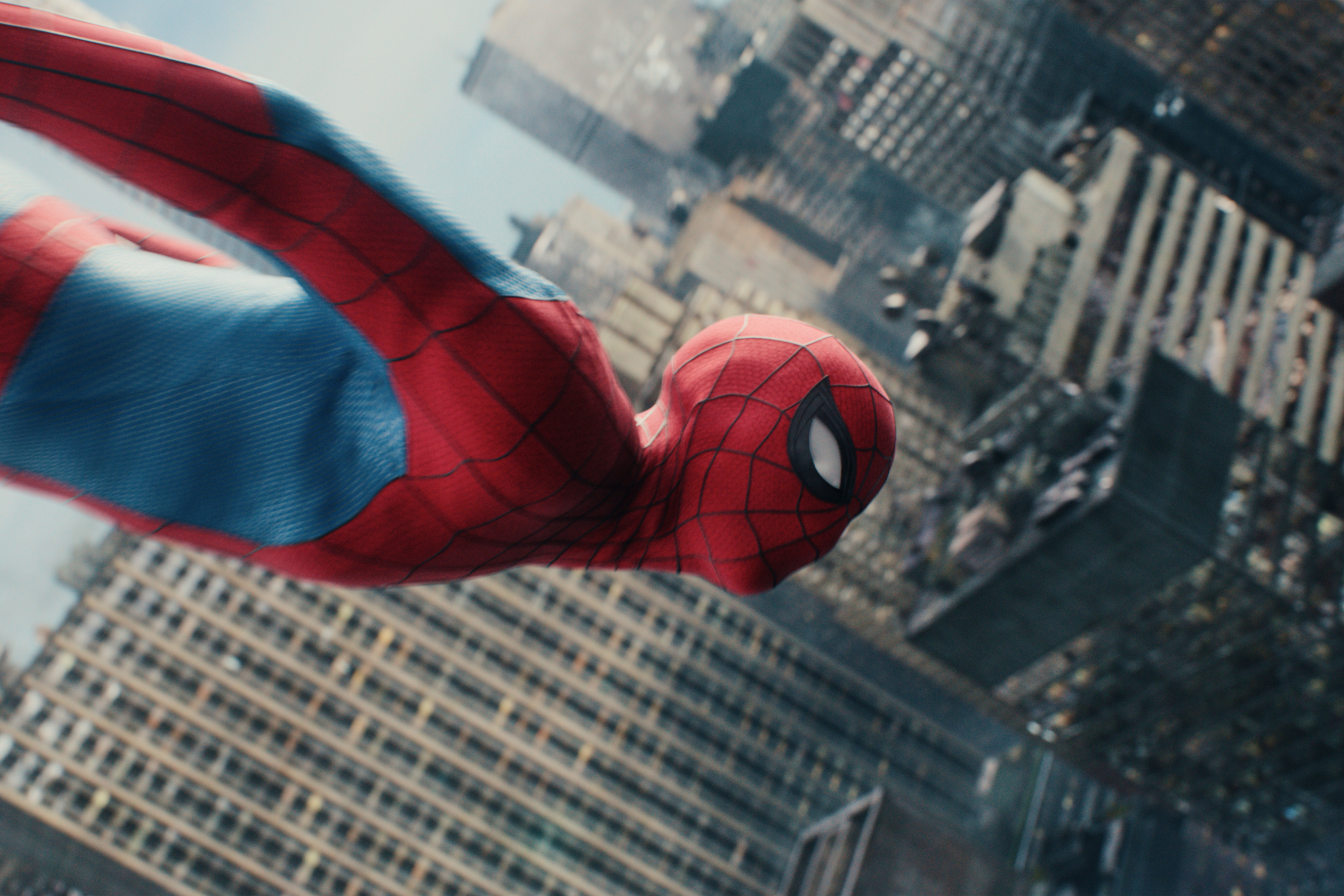 Spider-Man: Brand New Day filminden Spider-Man'in gokdelenler arasinda hareket ettigi resmi basın gorseli.